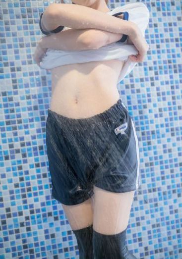 在野外被4个男人躁一夜动漫
